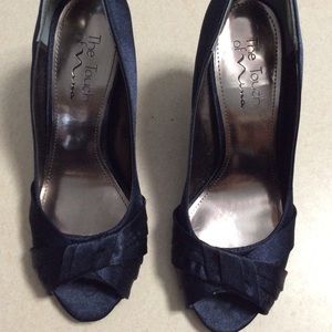 BEAUTIFUL THE TOUCH OF NINA BLUE OPEN TOED HEELS